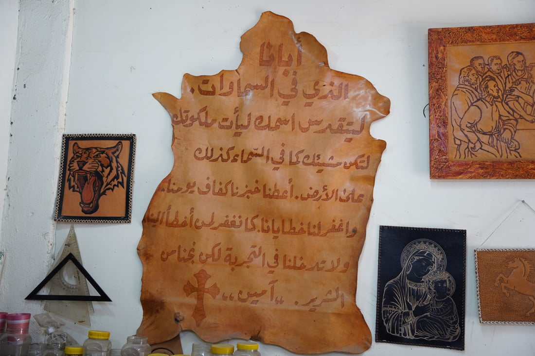 ينقش وجه المسيح بإكليل الشوك.. أصابع عامر تميّز الجلد الطبيعي بلمسة (صور)