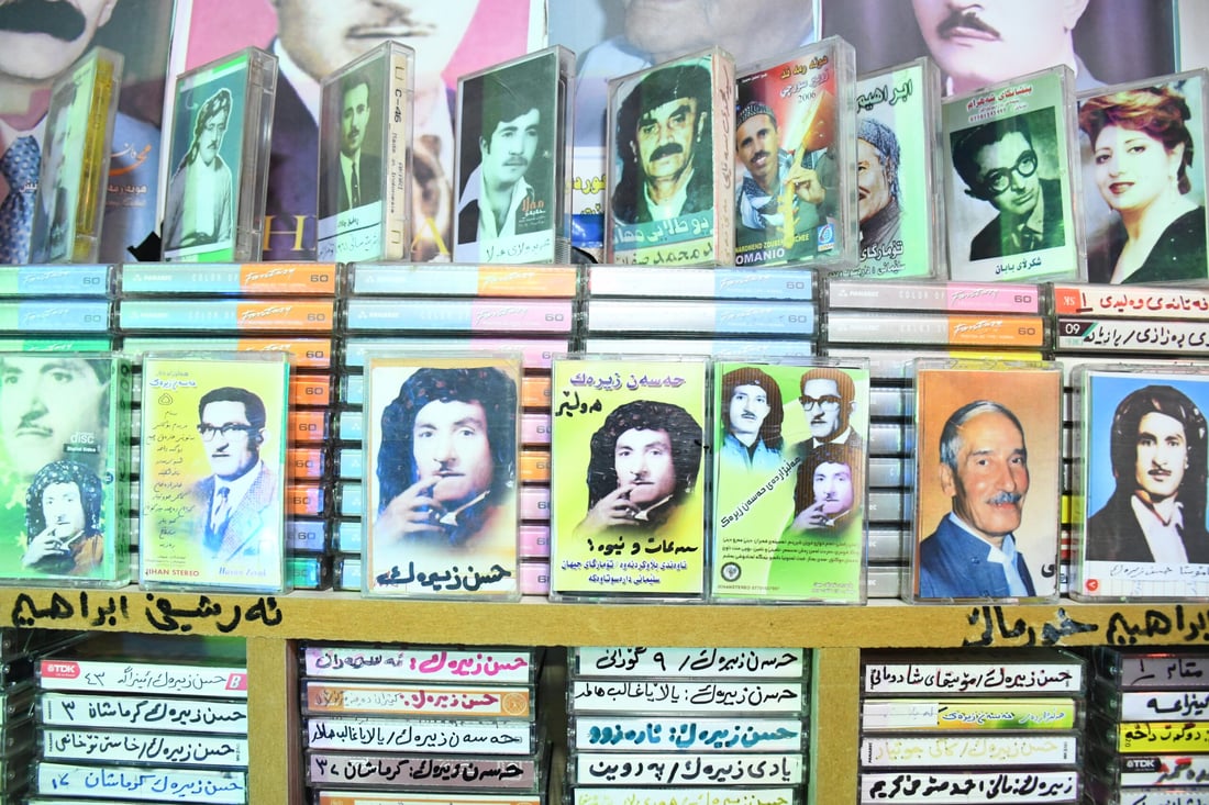 ژوورێکی ماڵەکەی کردووەتە شوێنی کۆکردنەوەی ئەرشیفی ھونەرمەندان