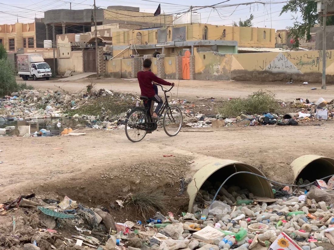 ناشط بابلي ينشر صوراً صادمة لنهر القاسم وهو “يغرق” في النفايات