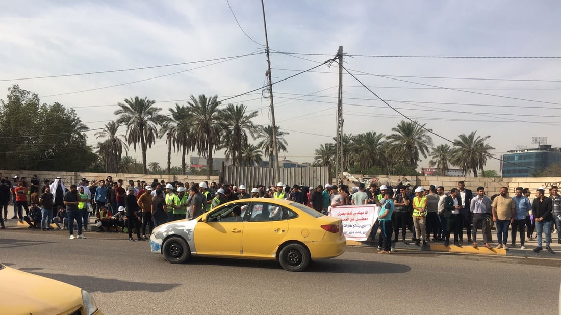 مهندسو البصرة ينتظرون السوداني أمام “الملينيوم”: تفضل وقّع أمر توظيفنا (فيديو)