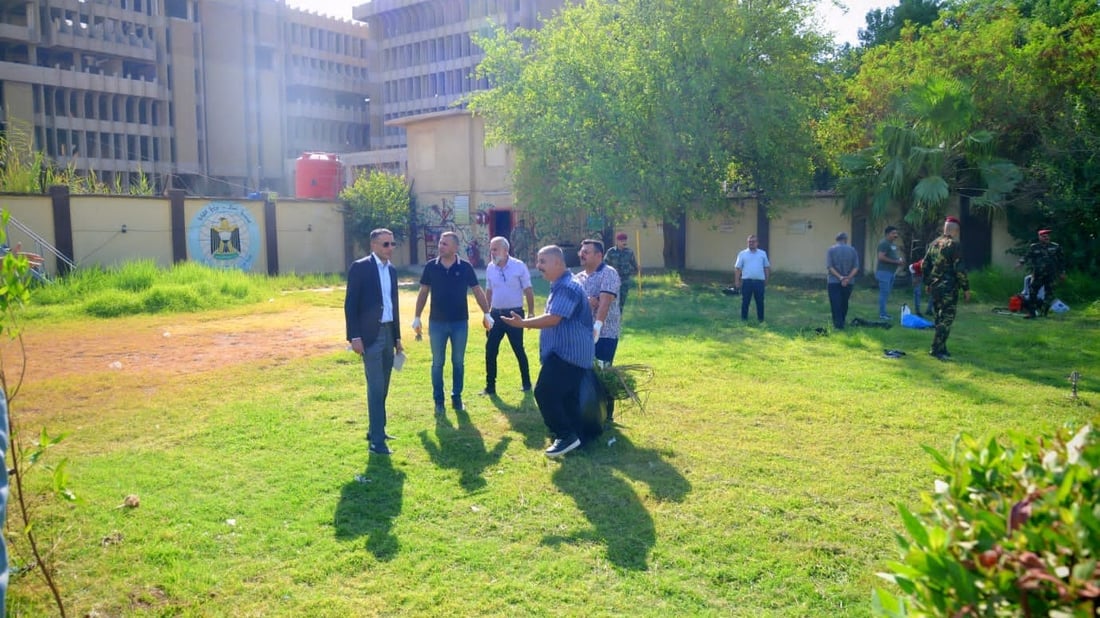 صباح نشيط في مكتب الوزير.. الموظفون زيّنوا حديقة التجارة بالشتلات والورود (صور)