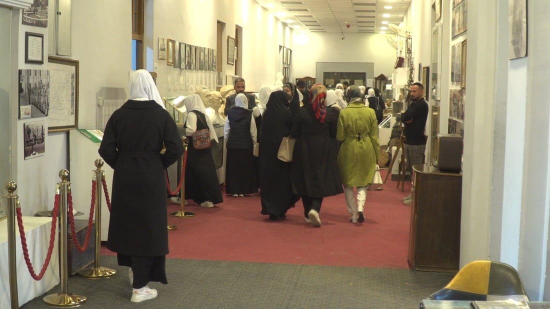 على أرض المتصرفية.. متحف الحلة يروي للطالبات تاريخ البصير وطه باقر (صور)