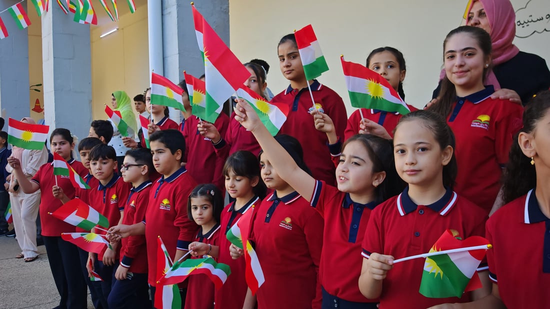 قوتابیان بە جلوبەرگە تازەکانیانەوە چوونەوە ناو هۆڵەکانی خوێندن