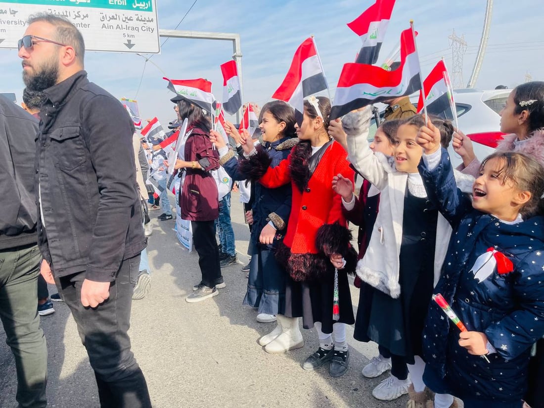 فيديو: كل أزياء نينوى استقبلت باص البصرة الخشبي.. غناء ودبكات لخليجي 25