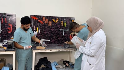 تقى وأصدقاؤها صنعوا 90 طرفاً صناعياً لمصابي الموصل خلال 9 أشهر (فيديو)