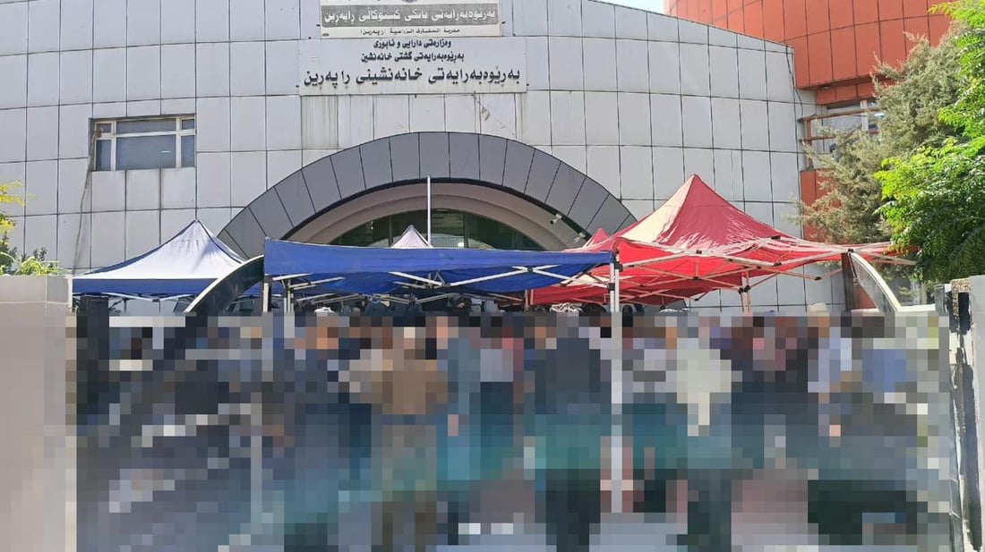 بەڕێوەبەرایەتی رۆشنبیری و هونەری راپەڕین سێبه‌رى  بۆ خانه‌نشینانى به‌رده‌م بانكه‌كان دروست كرد