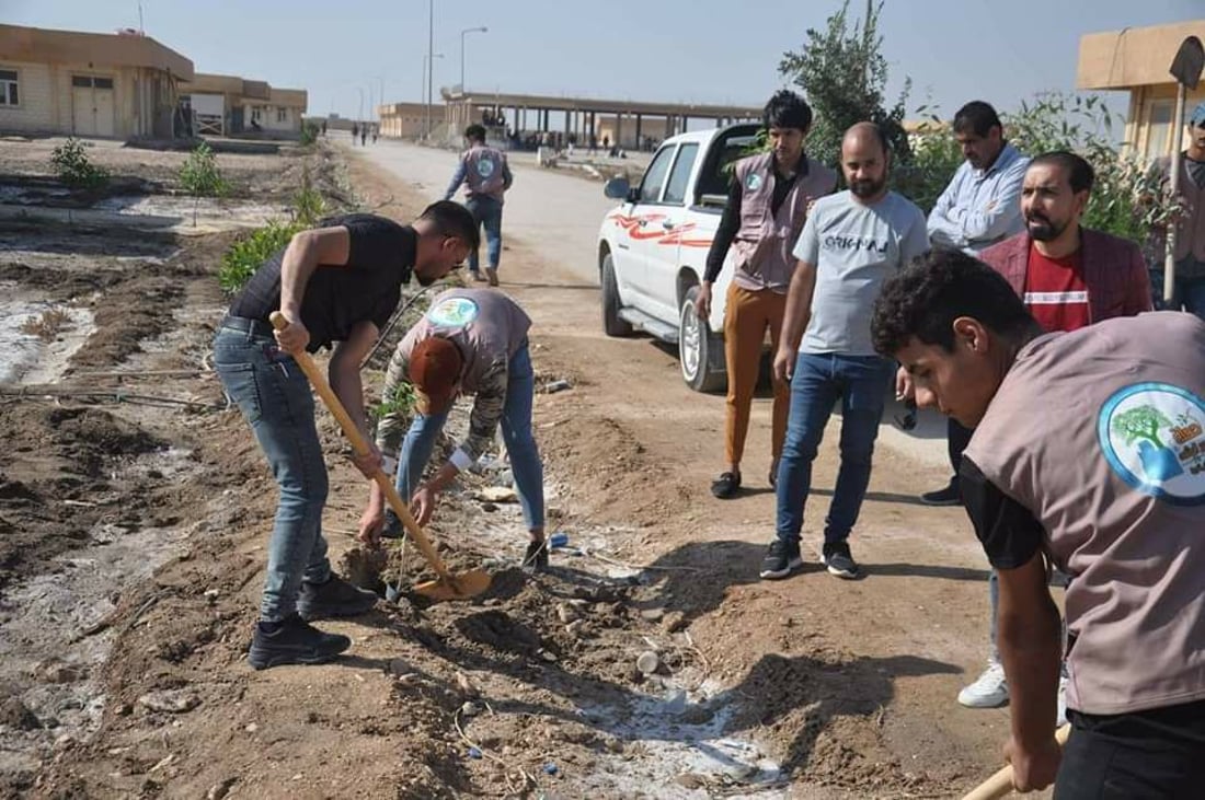 المثنى: الإدارات تعمل مع المتطوعين لتشجير المدارس بـ”البيزا والأكاسيا” (صور)