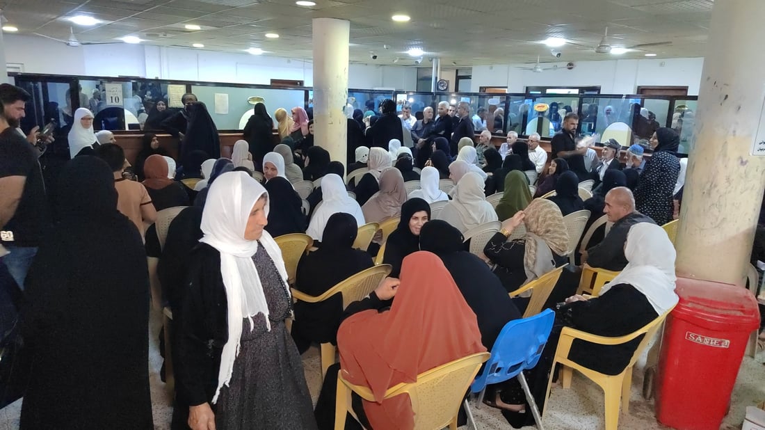 ازدحام في مصارف كردستان مع بدء صرف الوجبة الأولى من رواتب شهر أيار
