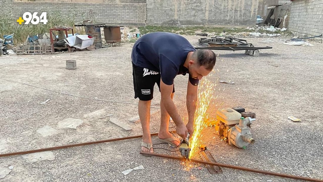 صور من القرنة: “سيف” يلحم هياكل مواكب الفقراء ويصبغها مجاناً