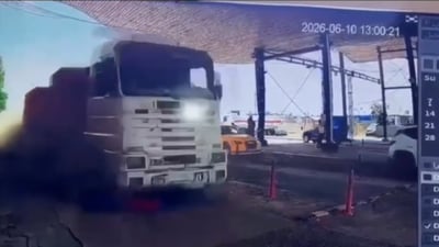 شاهد: شاحنة بدون “بريك” تقتحم سيطرة في كركوك والشرطة تطلق على الإطارات
