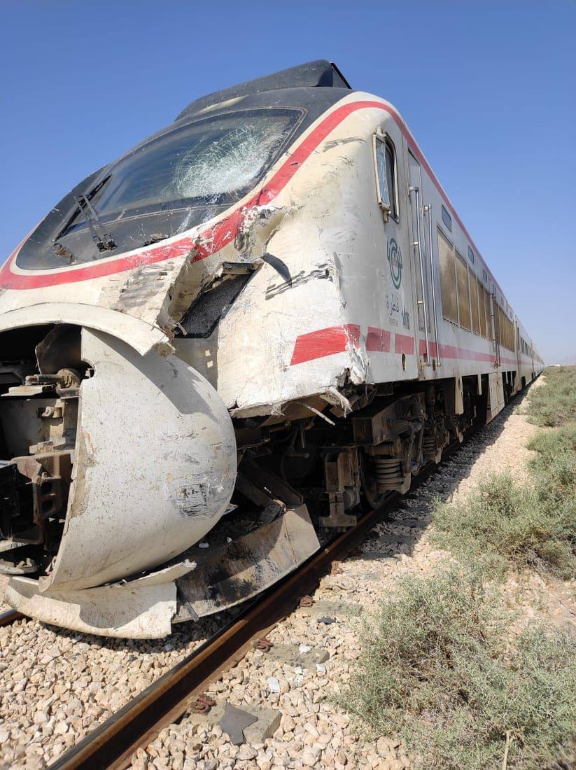 صور: قطار يصدم “تريلة” في حقل الرميلة بالبصرة.. السائق توفي فوراً