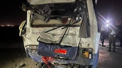 صور: مصرع وإصابة زوار عراقيين وإيرانيين في حادث سير بين “كوستر” وشاحنة غرب البصرة