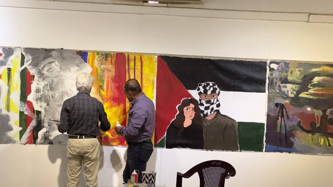 صور من مهرجان “كلنا غزة” في بغداد.. جدار لوحات جسد الدمار وجمال فلسطين أيضاً