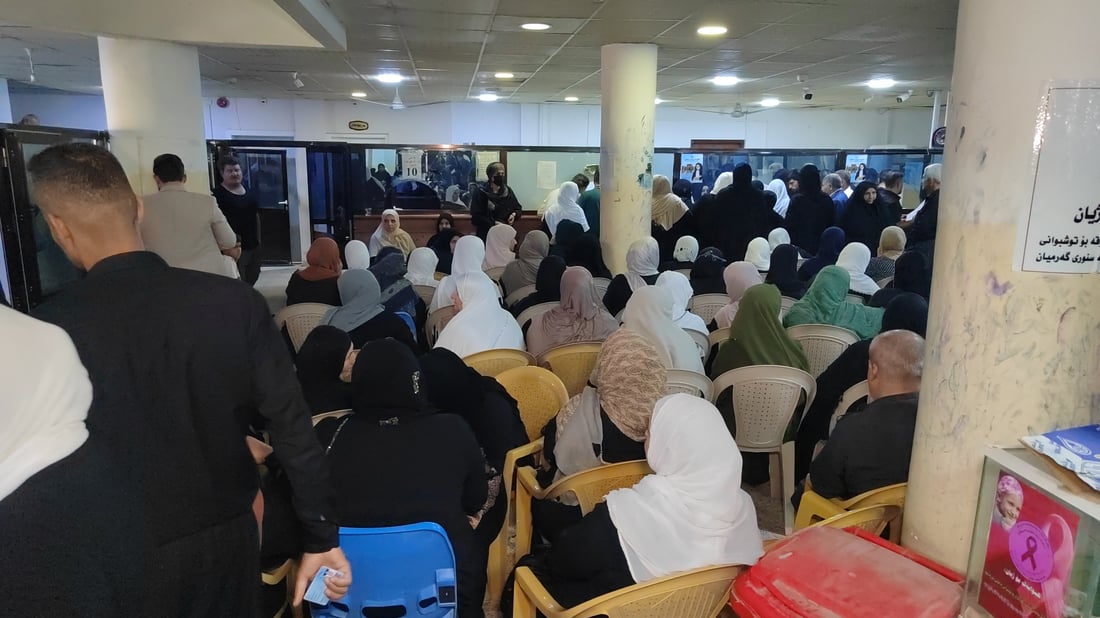 ازدحام في مصارف كردستان مع بدء صرف الوجبة الأولى من رواتب شهر أيار