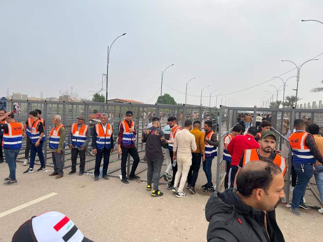 صور من مدرجات جذع النخلة.. آلاف المشجعين في البصرة لمساندة أسود الرافدين