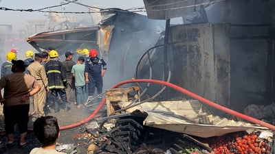 فيديو من داخل الحريق الكبير في العمارة.. ورشات النجارة احترقت وبسطات الخضار