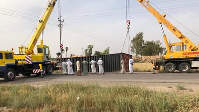 حاوية كبيرة تنزلق من “تريلة” على طريق تكريت موصل.. ولا إصابات (صور)