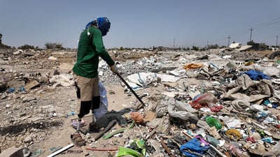 بساقين اصطناعيين وقلب قوي.. مصطفى يجوب كركوك بحثاً عن لقمة العيش
