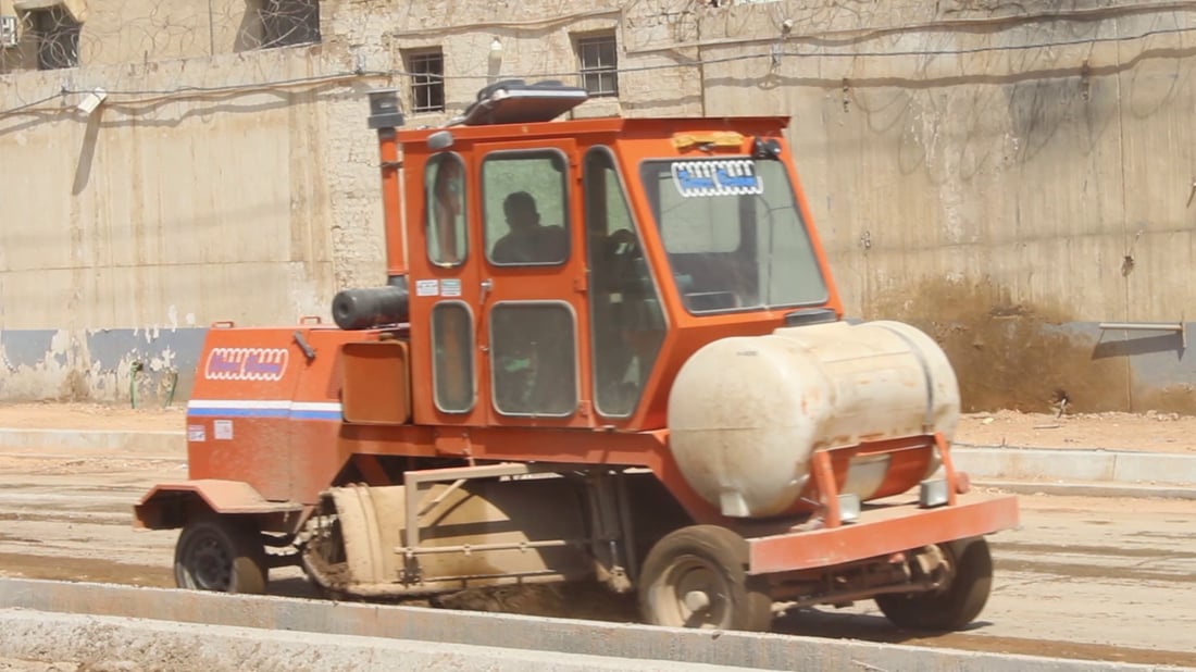 سكان الحلة سئموا من أوضاع شارع السجن.. والشركة المنفذة: نضع اللمسات الأخيرة