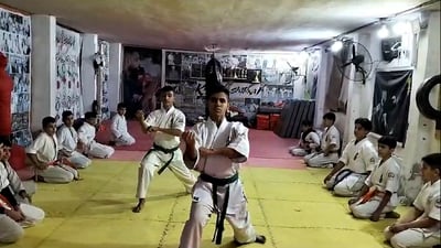 مركز وحيد لكن النتائج مبهرة.. شباب العبيدي أتقنوا منازلات “الكاراتيه” (فيديو)