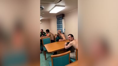 البحرية العراقية تبث أول مشاهد للبحارة الأجانب بعد إنقاذهم من قصف السفن