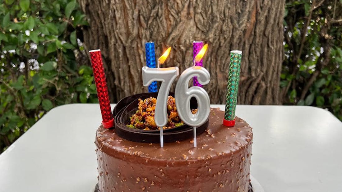 مۆمی 76 ساڵەی دارێک داگیرسێندرا