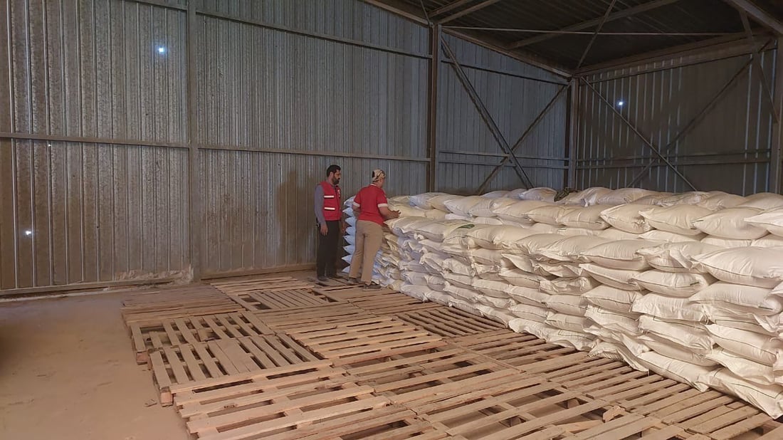 300 طن أغذية و40 أدوية.. الهلال الأحمر العراقي يجهز شحنة مساعدات إلى غزة (صور)