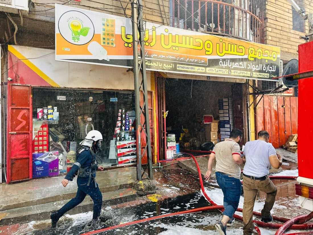 فيديو: الدفاع المدني يخمد حريقاً في بناية تجارية بالنجف بـ”الكرين” والسلالم