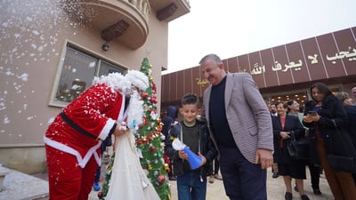 “محمد قتيبة” يرتدي زي “بابا نؤيل” ويفاجئ أطفال كنائس الموصل (صور)