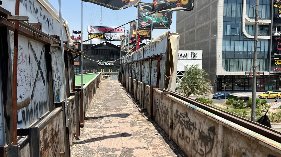 صور مقلقة لجسر المشاة في شارع فلسطين.. لا يستخدمه المارة
