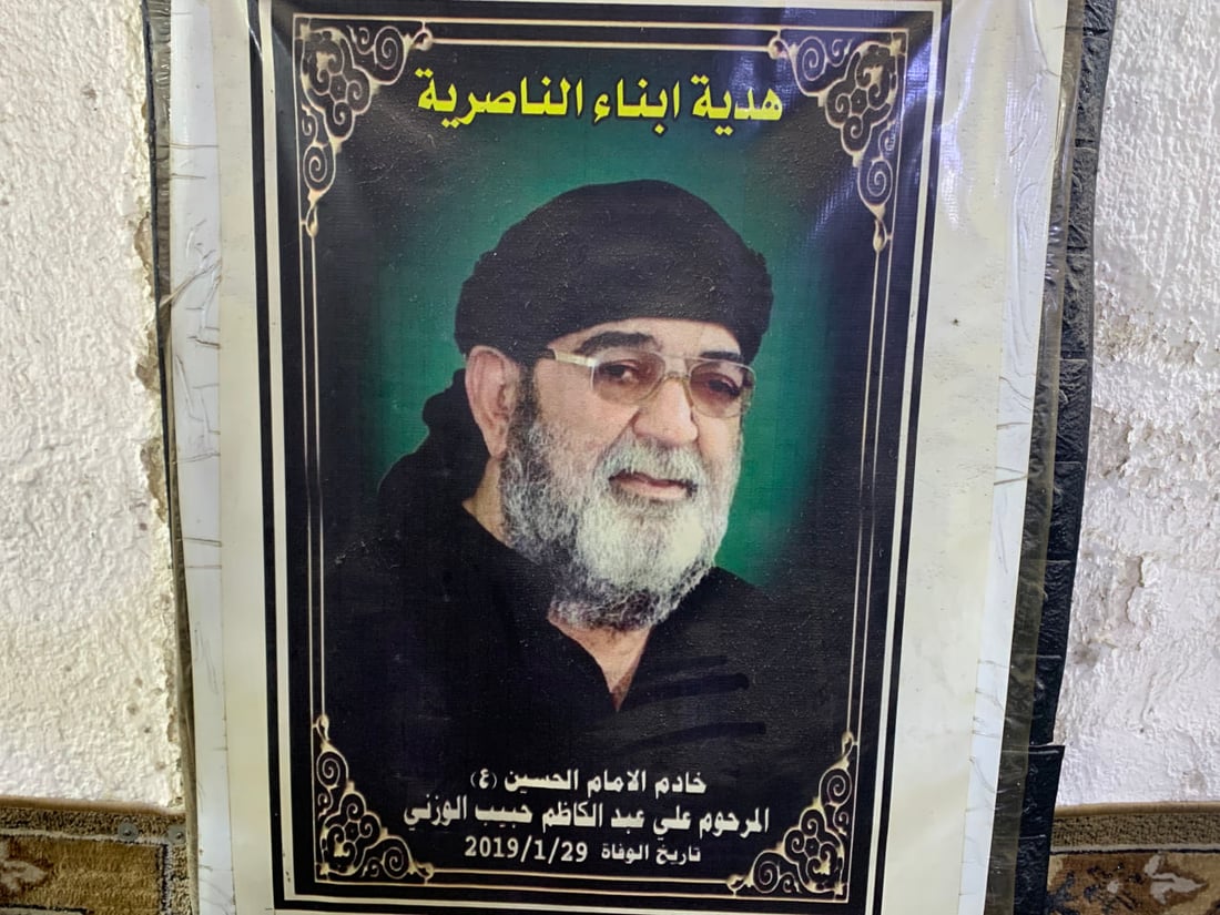 سطور من حياة عميد الزورائيين الراحل في كربلاء وصور من المقهى الشهير في العباسية