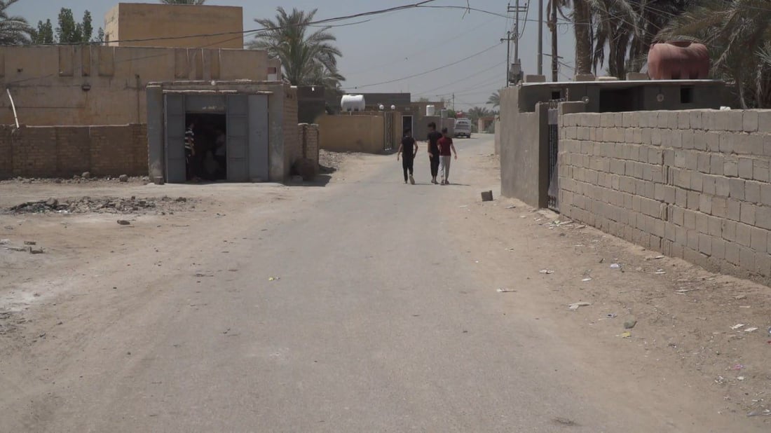 صور: سيدات بابل ينقلن الماء بـ”الجليكانات” منذ أسبوعين.. والكهرباء تعد بخط طوارئ