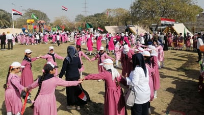 صور: صغيرات بابل يحتفلن تحت شمس الجنائن مع اللوحات والموسيقى