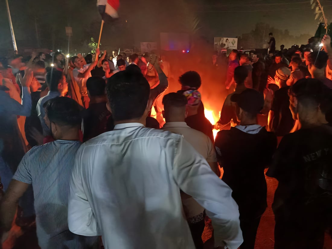 صور ليلية: المتظاهرون عزلوا الديوانية عن النجف بالنار.. المحافظ يتصل ويطلب مهلة