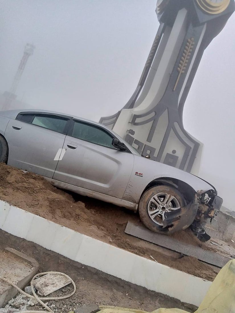الفلوجة: سائق “جارجر” يقتحم دوّار الساعة ويؤجل افتتاحه (صور)