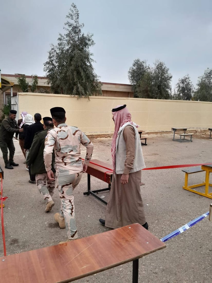 طفلة جربت الحبر البنفسجي.. صور من الاقتراع العام في الرمادي