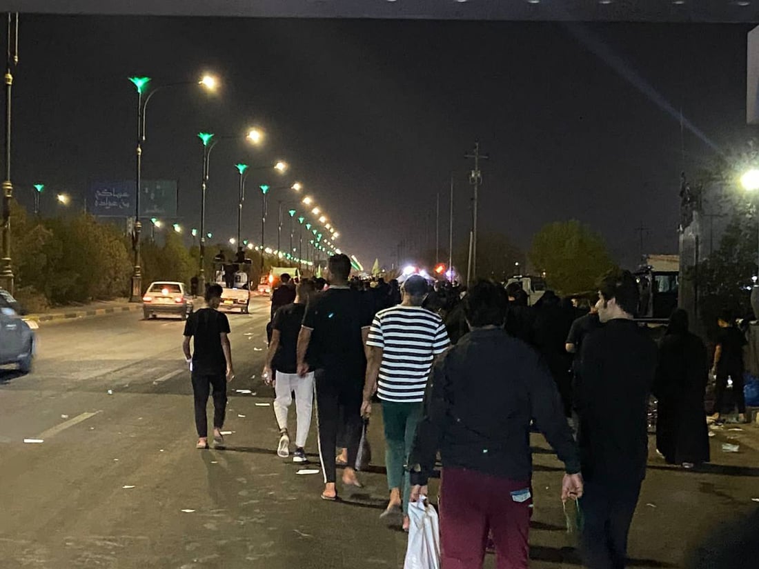 صور من البصرة الآن: حشود المعزين تتجه إلى مسجد خطوة الإمام علي في الزبير