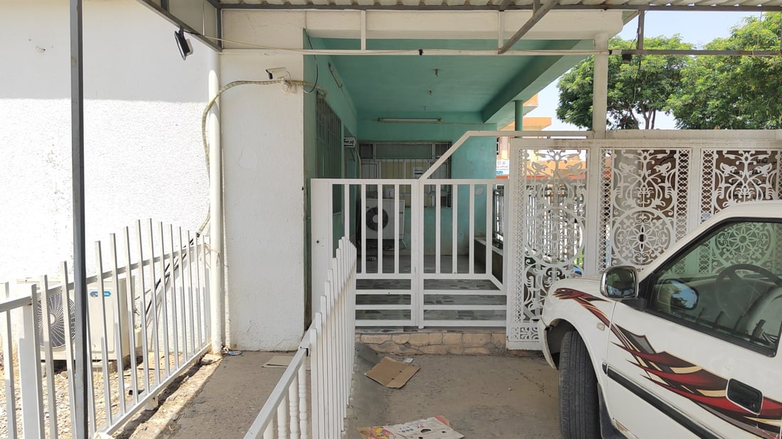 مرضى مستشفى كلار بدون علاج والمدير محرج أمام الموظفين.. 3 أشهر بدون راتب