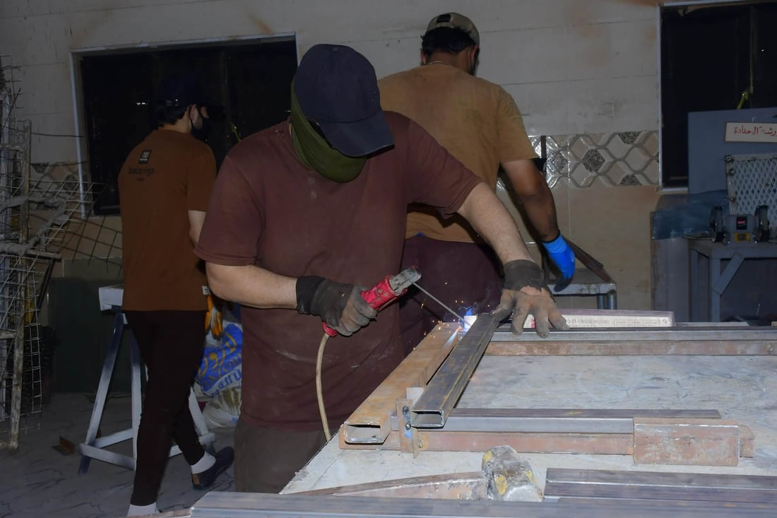 هدية من سجون العراق إلى المدارس.. مقاعد دراسية صنعت بأيدي النزلاء (صور)