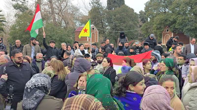 لەبەردەم باخی گشتی سلێمانی چین و توێژە جیاوازەکان بۆ پاڵپشتی کوردانی رۆژئاوا گردبونەوە