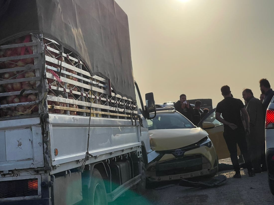 حادث بين “كورلا” وشاحنة على طريق حمرين