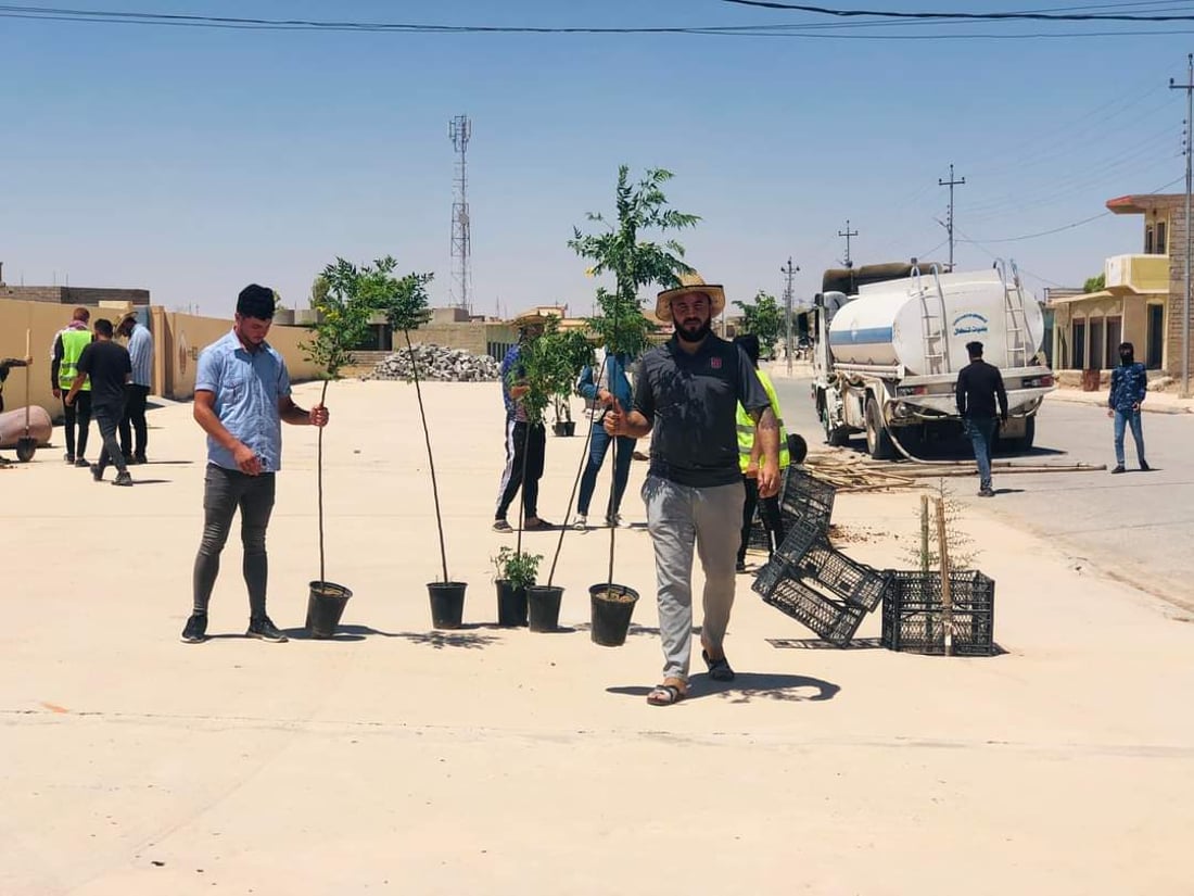 صور: عشرات الشباب يزرعون السبحبح في شوارع البعاج.. “نريد الأوكسجبن والظلال”
