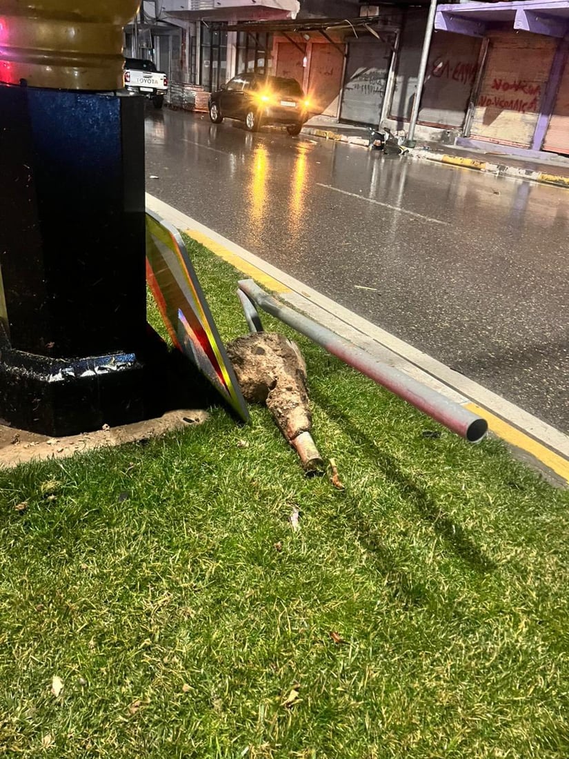 ئۆتۆمبێلێک لە زاخۆ کۆنتڕۆڵی لەدەستدا و خۆی بە ستوونی کارەبا و دارێکدا کێشا