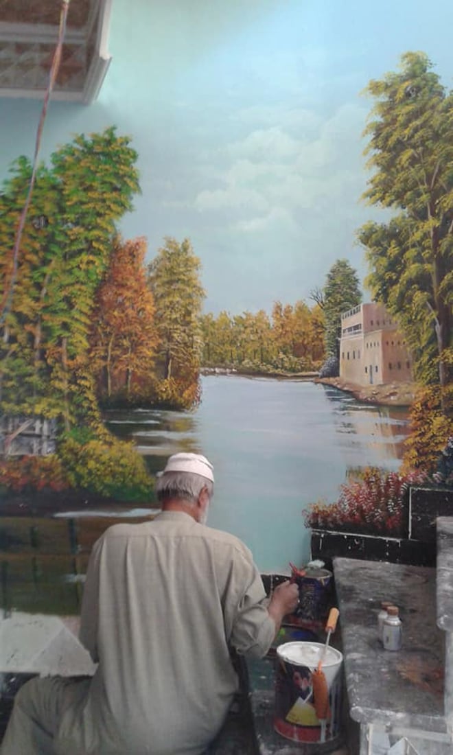 “بالدشداشة والعقال”.. ستيني بموهبة فطرية يُجسّد طبيعة الريف بلوحات عالمية