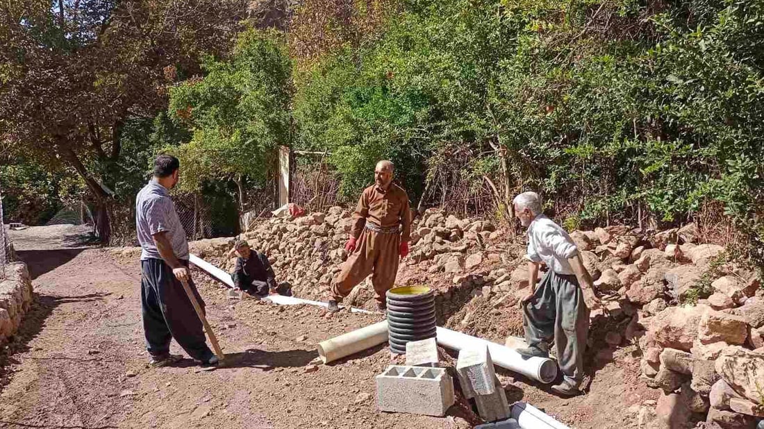 هاوڵاتیانى گوندى سه‌رگه‌ت لەسەر گیرفانی خۆیان رێگای گونده‌كه‌یان دروست ده‌كه‌ن