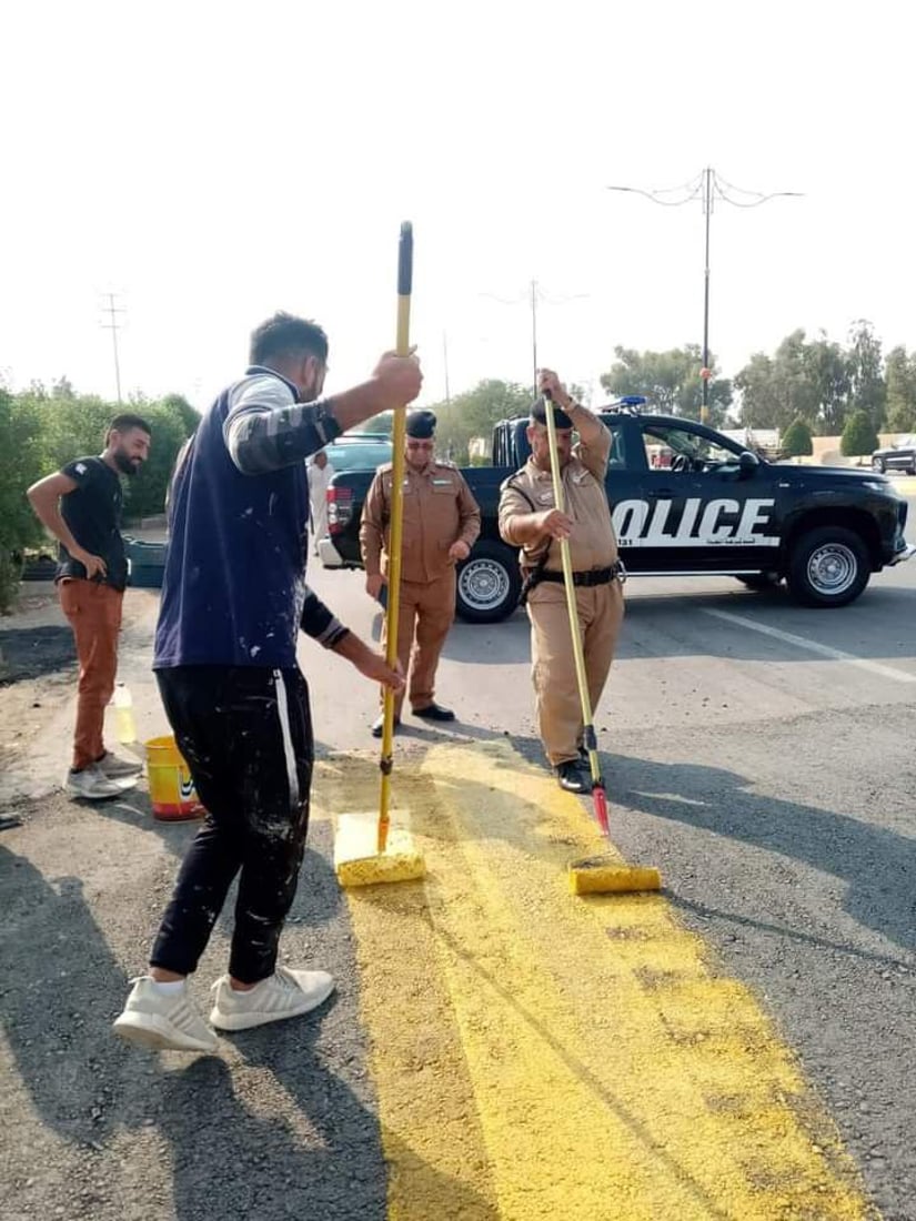 طلاء بـ”الفسفوري”.. مرور ديالى “تصحح الموقف” بعد المطبات الخطيرة (صور)