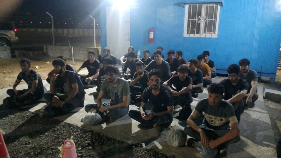 صور: ضبط 23 متسللاً باكستانياً داخل “تنكر” مياه في الفاو