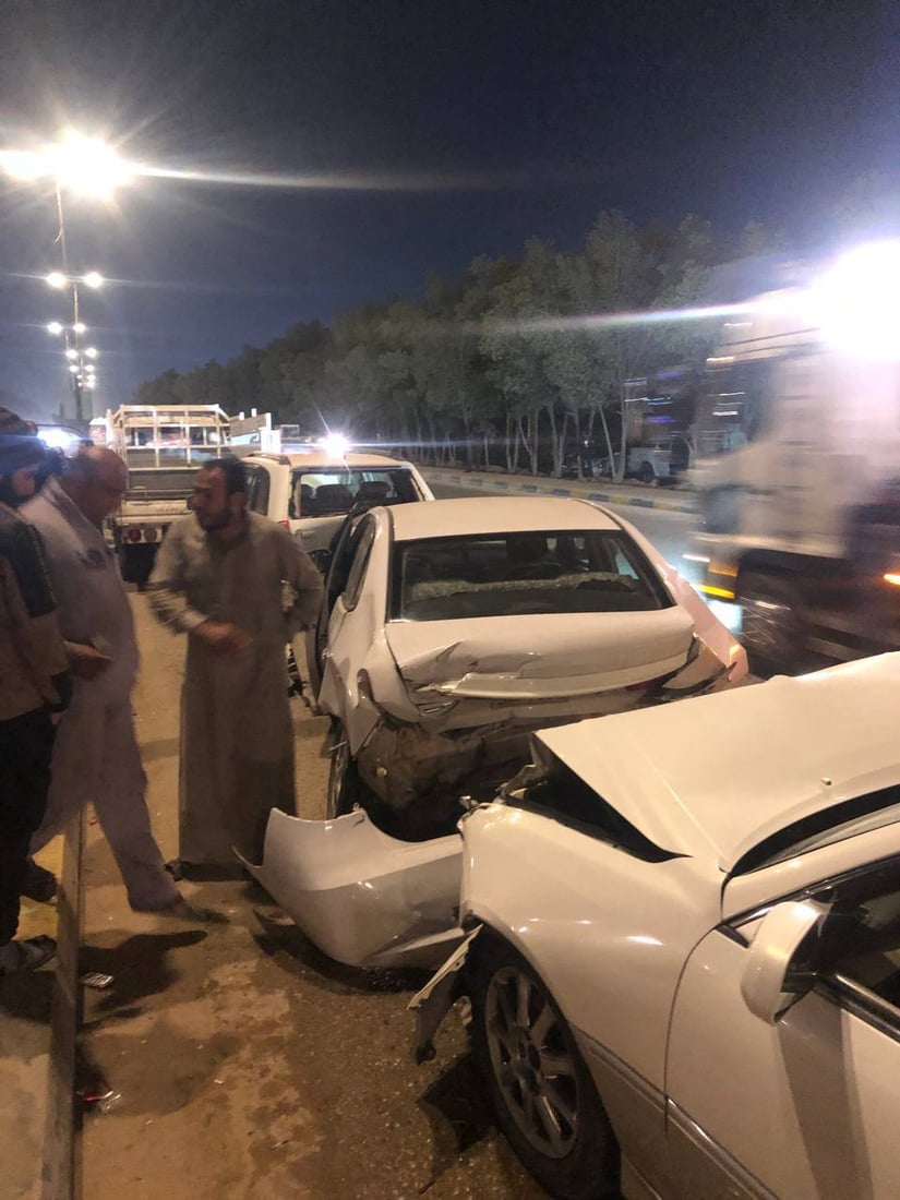 صور.. “ملكة” تصدم 5 سيارات وسائقها يتركها هارباً في النجف