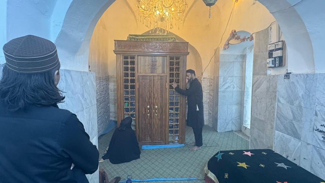 صور من مقبرة الحسن البصري: هنا يرقد الفكر العربي كله.. والزوار من أمريكا والهند