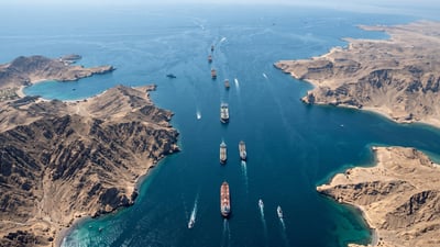 إيران بدأت تتلقى رسوماً من السفن العابرة في هرمز